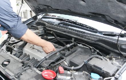 車のエンジンオイルは化学合成油と鉱物油どっちが優れている？